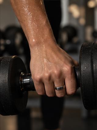 Bague connectée SAYORA en or portée pendant une séance de sport