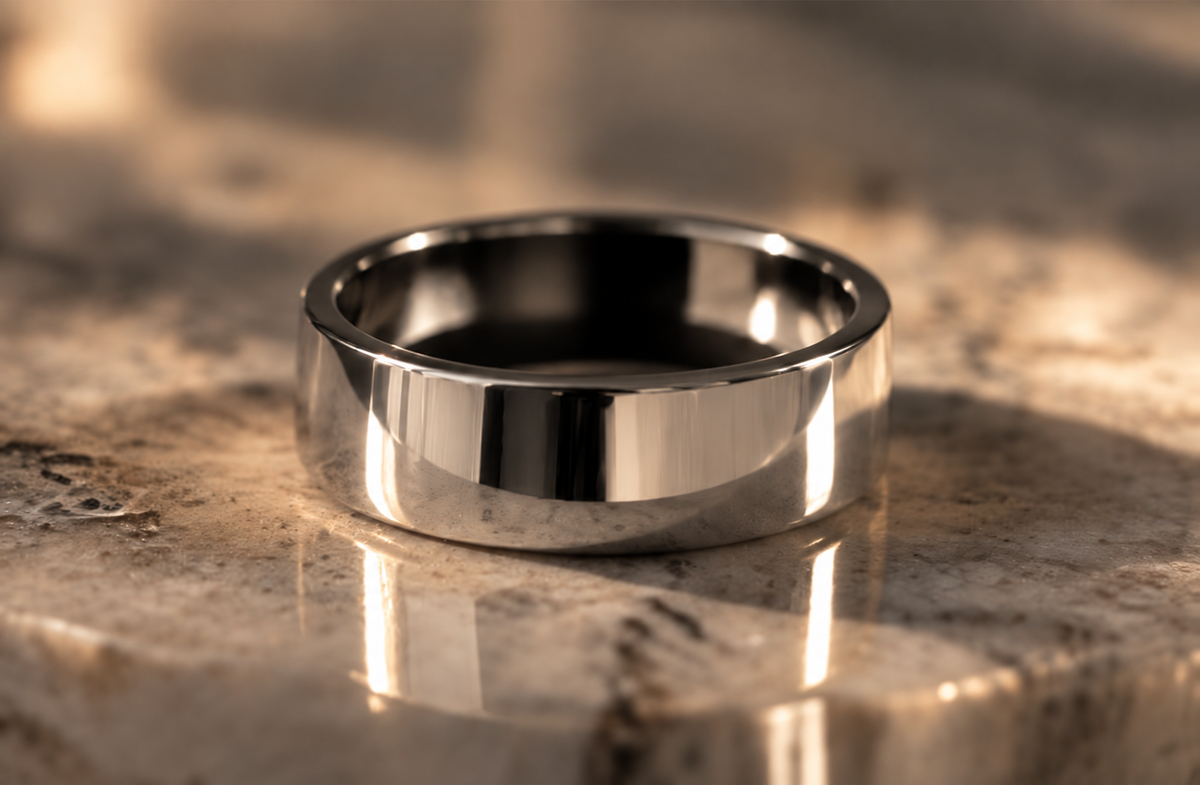 Bague connectée SAYORA en argent, macro sur marbre, lumière dorée