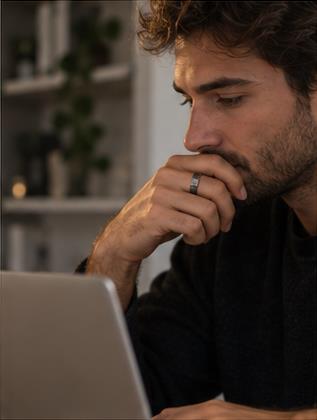 Homme portant la bague SAYORA, au travail sur ordinateur