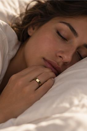 Bague connectée SAYORA portée pendant le sommeil, gros plan visage