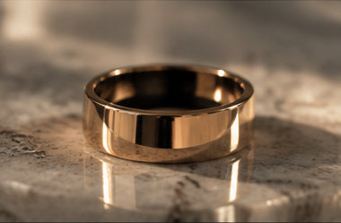 Bague connectée SAYORA en or, macro sur marbre, lumière dorée